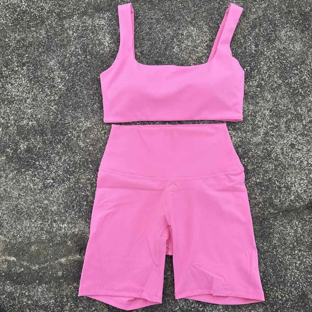 סט יוגה לנשים - טופ + מכנסיים קצרים בגזרה גבוהה 🧘♀️✨