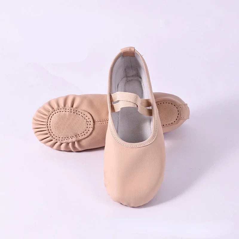 Pair of beige ballet shoes on a white background with text in Chinese.